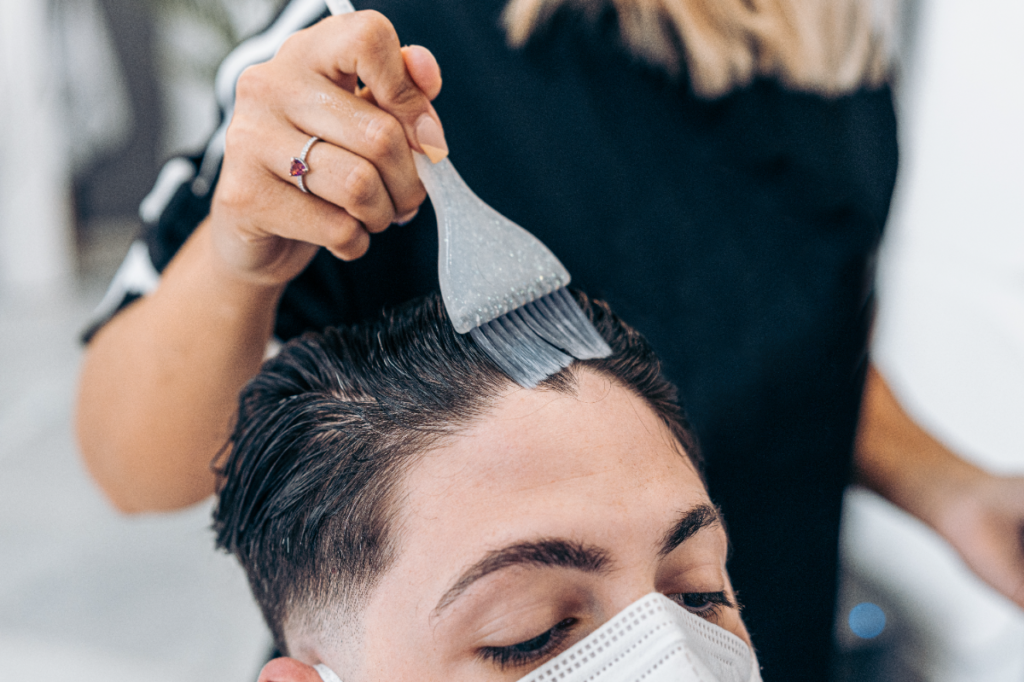 Conseils pour appliquer efficacement la poudre densifiante sur différents types de cheveux